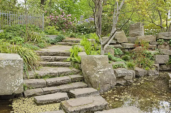 471184 - Wassergarten mit Weg aus großen Steinblöcken, Britzer Garten, Berlin, Deutschland