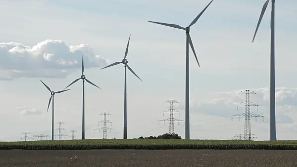 510134 - Windräder und Strommasten, Deutschland