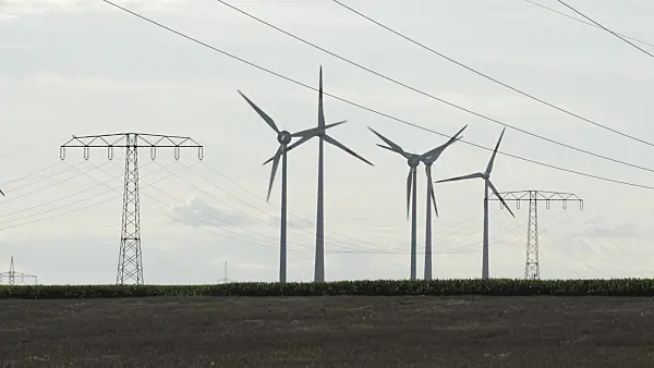 510135 - Windräder und Strommasten, Deutschland