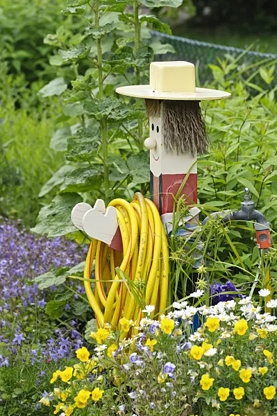 473188 - Wooden figure carrying a water hose