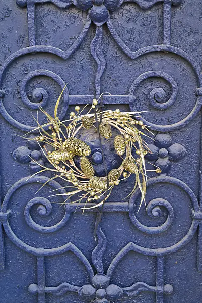 607257 - Wreath with gilded pins and branches on a door